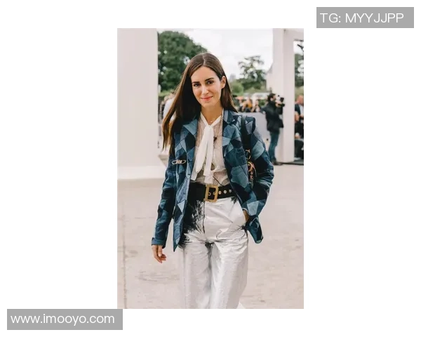 足球明星黑色衬衫女的时尚魅力与运动风格完美结合引领潮流新趋势 足球明星黑色衬衫女的时尚魅力与运动风格完美结合引领潮流新趋势