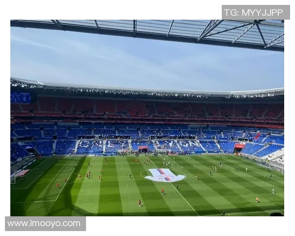 走进绿茵场感受足球明星的激情与荣耀之旅 走进绿茵场感受足球明星的激情与荣耀之旅